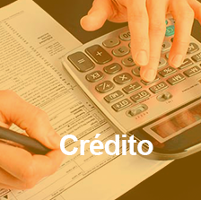 Manos usando una calculadora sobre documentos financieros.