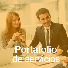 Personas reunidas en una oficina analizando documentos y servicios empresariales.