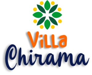 Logotipo Villa Chirama: Villa en naranja sobre Chirama en script azul oscuro, con un motivo floral verde y puntos amarillos.