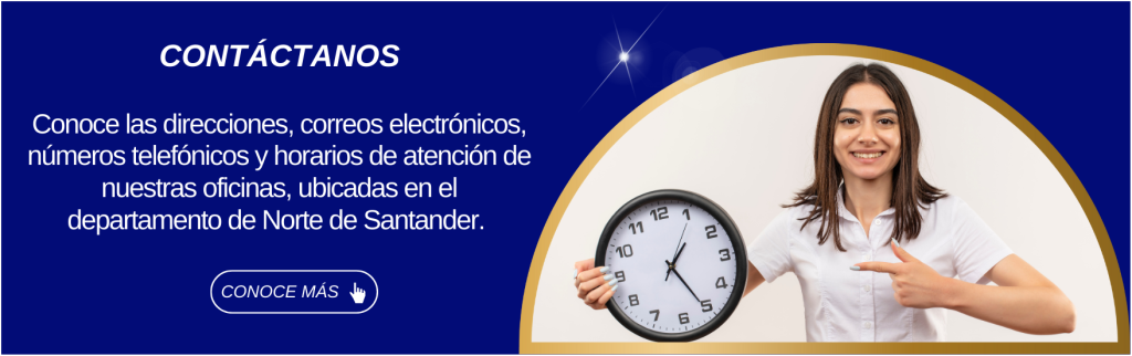 Banner azul con texto Contáctanos y descripción de oficinas, junto a una mujer sonriente que señala un reloj de pared dentro de un arco dorado y un botón Conoce más.
