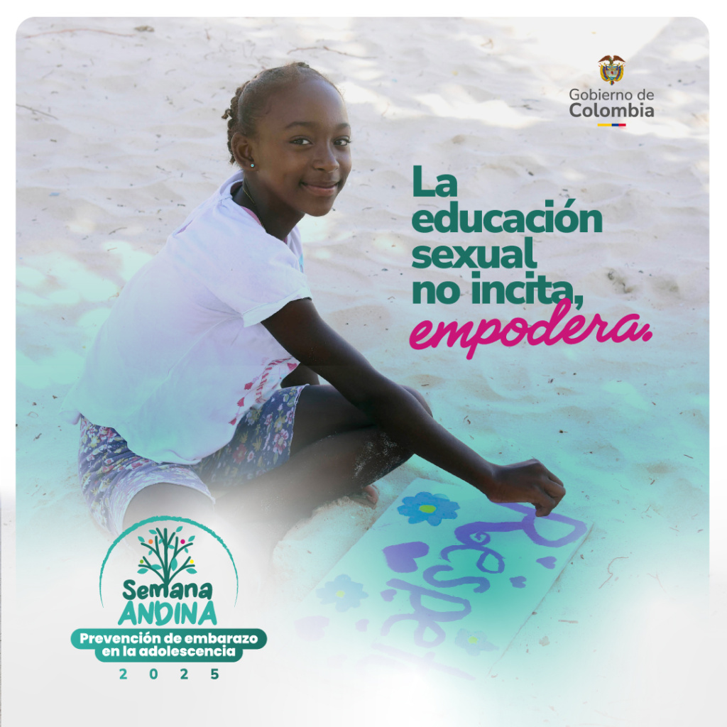 Niña sonriente en la arena pintando una cartulina; lema sobre educación sexual y prevención del embarazo.